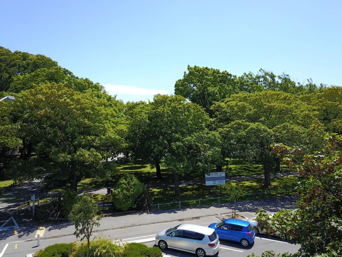 Modern 1 Bedroom Across From Hagley Park *