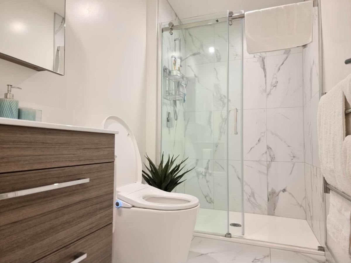 Modern 1 Bedroom Across From Hagley Park *