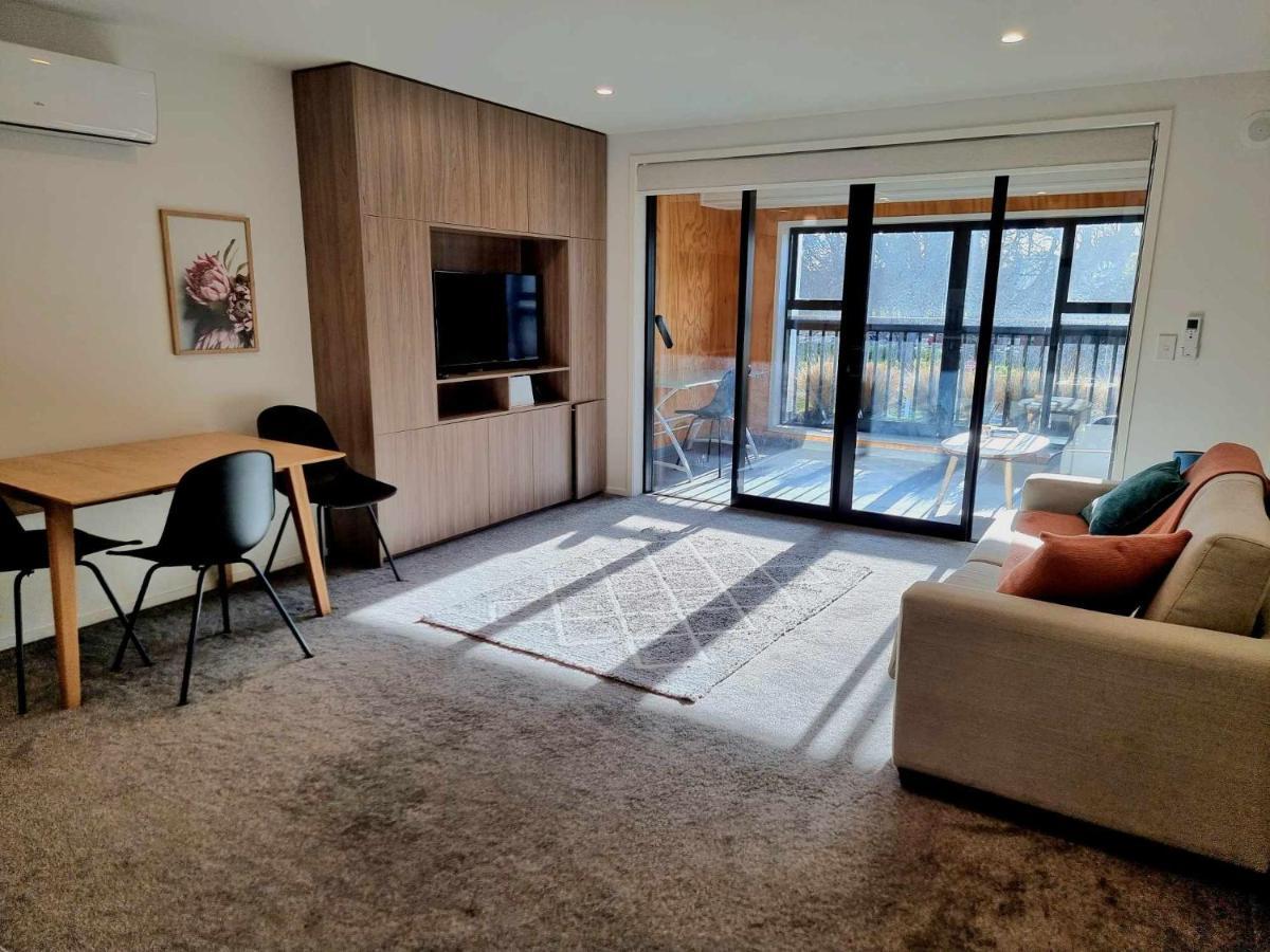 Modern 1 Bedroom Across From Hagley Park Apartment *