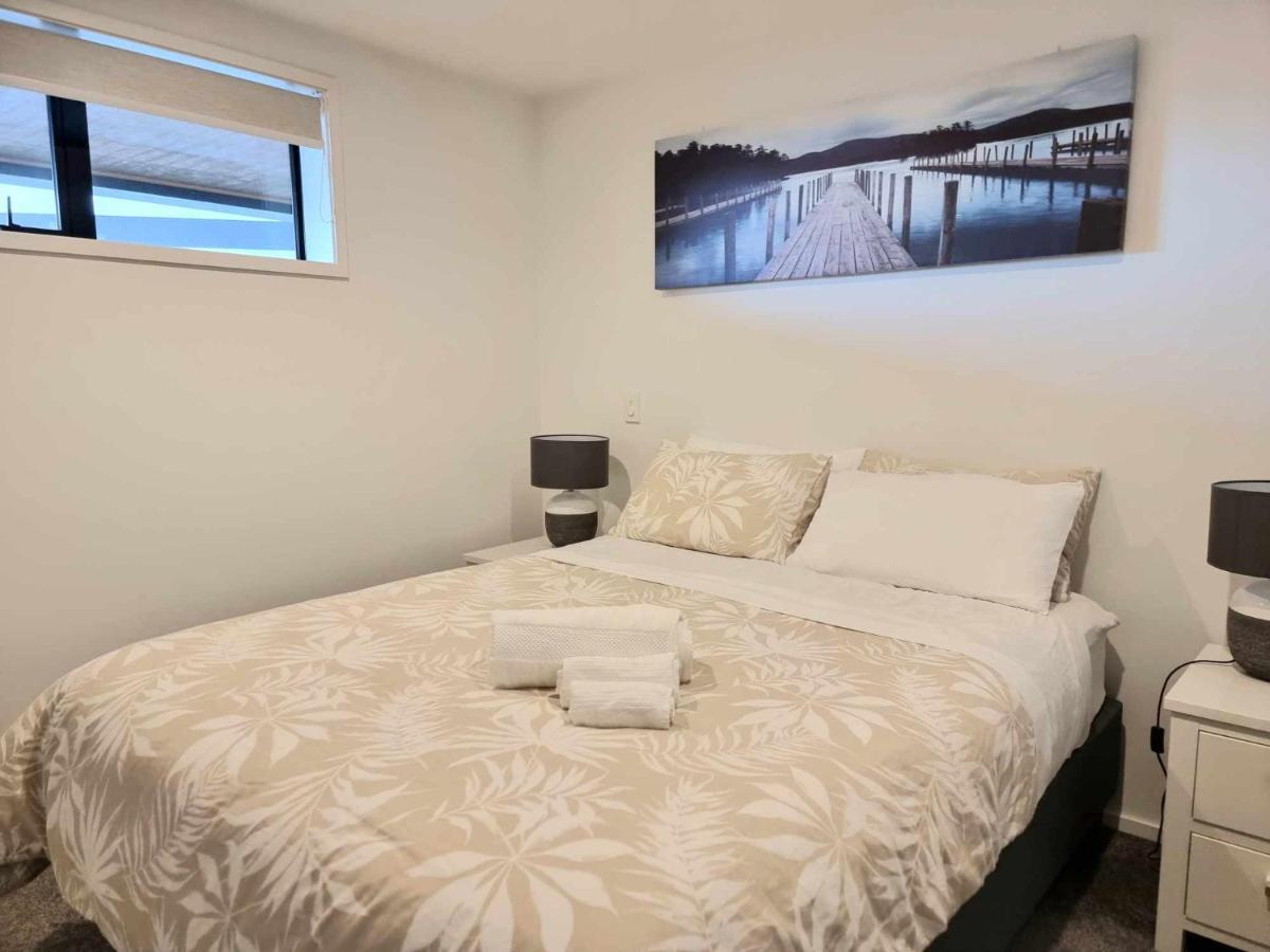 Modern 1 Bedroom Across From Hagley Park *