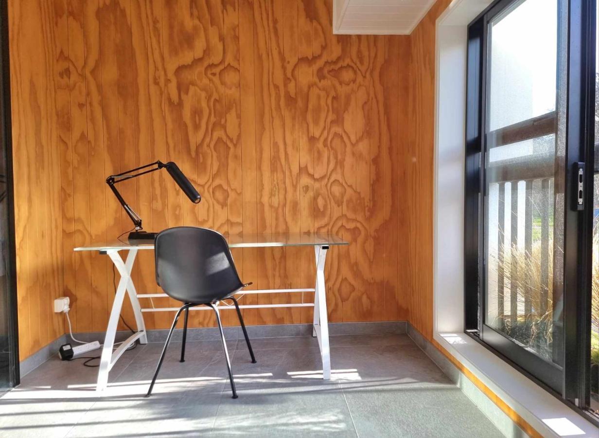 Modern 1 Bedroom Across From Hagley Park